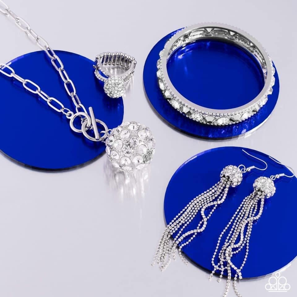 Paparazzi Accessories Magnificent Musings: FF November 2023 The Magnificent Musings Collection features bold statement pieces and edgy designs. Reveling in sassy, unapologetic fashion, Magnificent Musings mavens confidently express themselves through glam