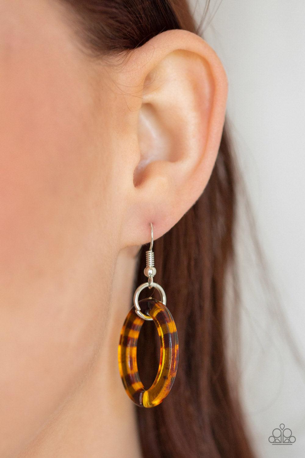 Paparazzi Accessories Comin In HAUTE - Brown Featuring a tortoise shell finish, square brown acrylic links subtlety twist as they link below the collar for a colorful statement-making look. Features an adjustable clasp closure. Sold as one individual neck