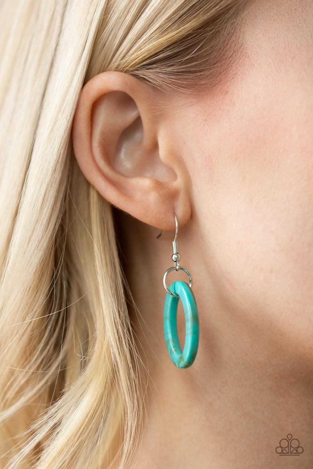 Paparazzi Accessories Comin In HAUTE - Blue Brushed in a faux marble finish, square turquoise acrylic links subtlety twist as they link below the collar for a colorful statement-making look. Features an adjustable clasp closure. Jewelry