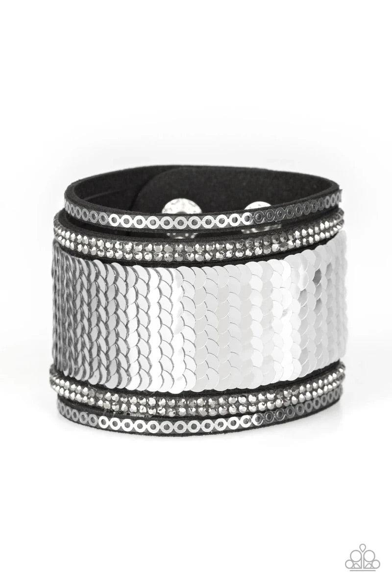 Paparazzi Accessories Heads Or MERMAID Trails - Blue Three aurum emerald-cut rhinestones are encrusted along three brass bands radiating with smooth surfaces and sections of glittery aurum rhinestones for an edgy fashion. Features a stretchy band for a fl