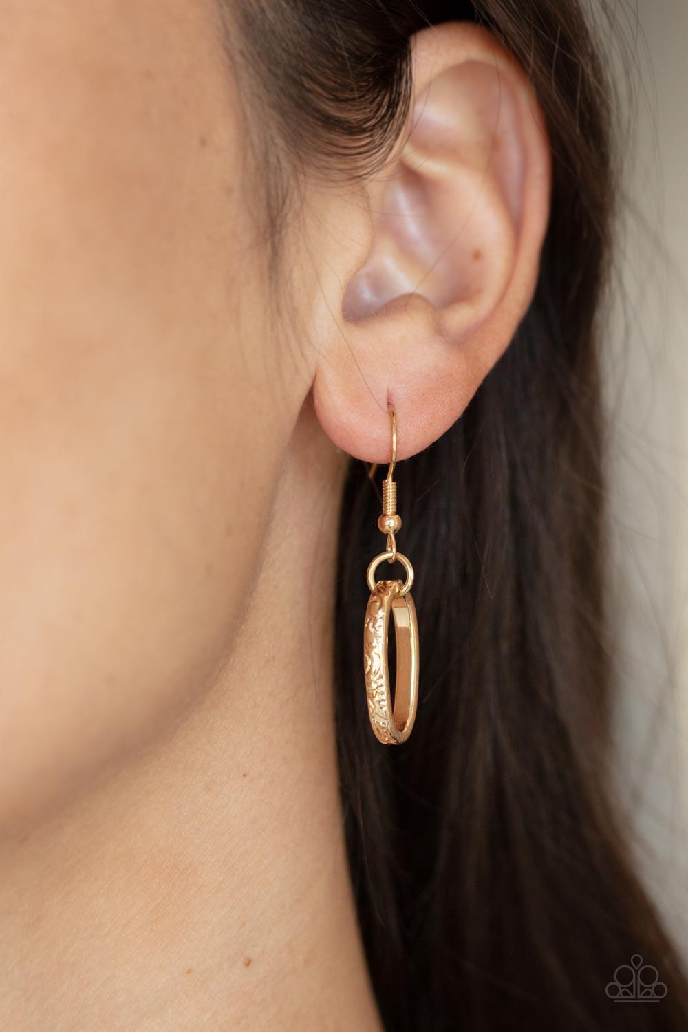 Paparazzi Accessories METAL of Honor - Gold Hammered and embossed in geometric detail, pairs of gold links connect with twisting gold oval frames below the collar for an edgy, but refined look. Features an adjustable clasp closure. Sold as one individual