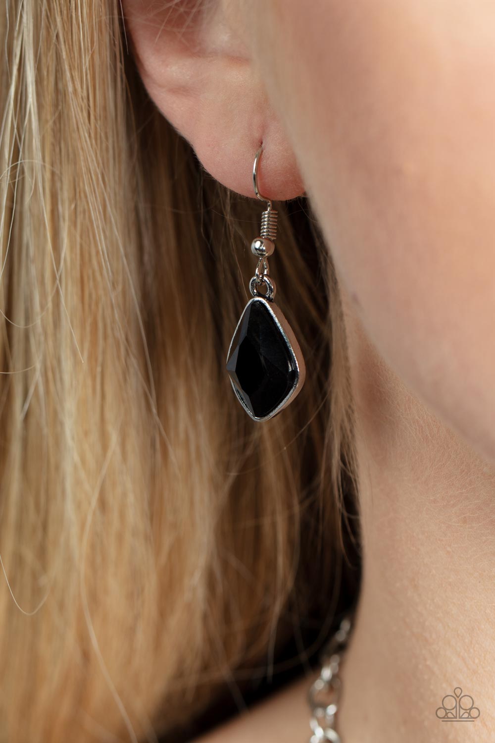 Paparazzi Accessories Crystallized Couture - Black A thick silver chain gives way to a collection of edgy silver frames that fall in line along the collar. The asymmetrical frames are emphasized by the alternating gems inside them, resulting in a gorgeous
