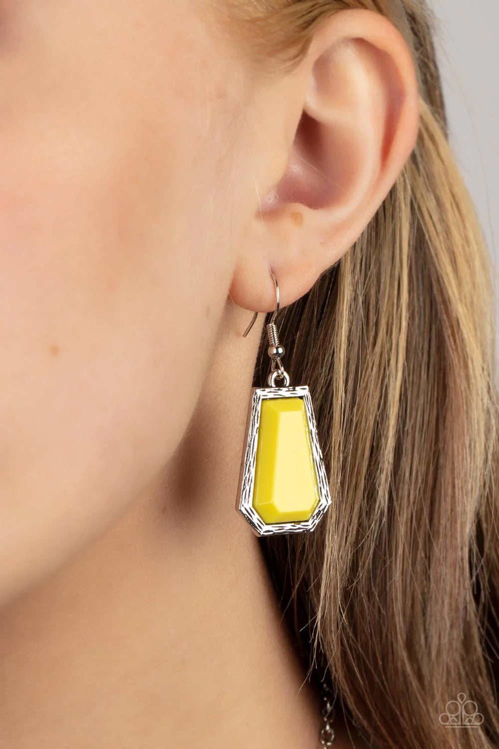 Paparazzi Accessories Stellar Heiress - Yellow Encased in hammered silver fittings, trapezoidal Illuminating acrylic frames delicately fan out below the collar for a dramatic pop of color. Features an adjustable clasp closure. Sold as one individual neckl