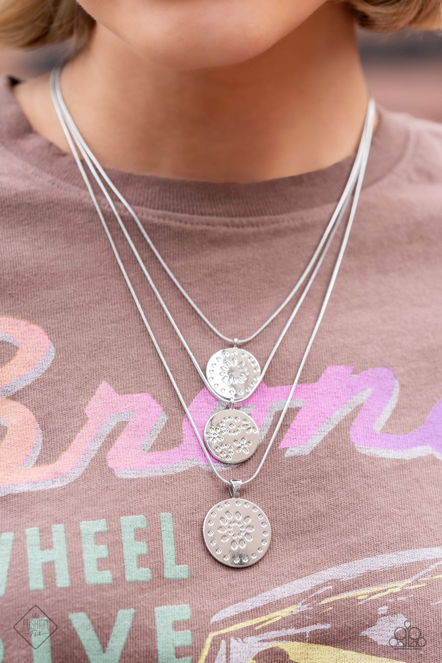 Paparazzi Accessories Sunset Sitings: February 2023 Fueled by abstract designs and funky combinations of the most daring trends, the Sunset Sightings Collection features audacious, outside-the-box fashion. Sunset Sightings fashionistas celebrate individua