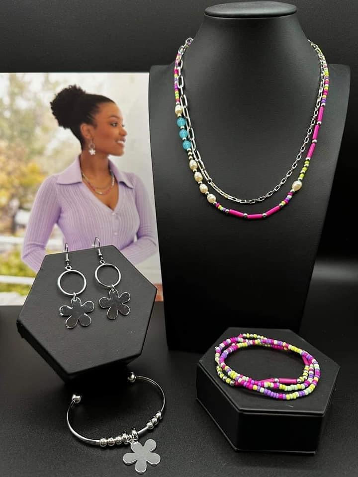 Paparazzi Accessories Sunset Sitings : FF January 2023 Fueled by abstract designs and funky combinations of the most daring trends, the Sunset Sightings Collection features audacious, outside-the-box fashion. Sunset Sightings fashionistas celebrate indivi